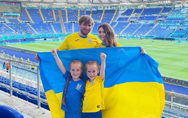 Юні українські вболівальниці: маленькі близнючки вразили своїми емоціями під час матчу з Англією