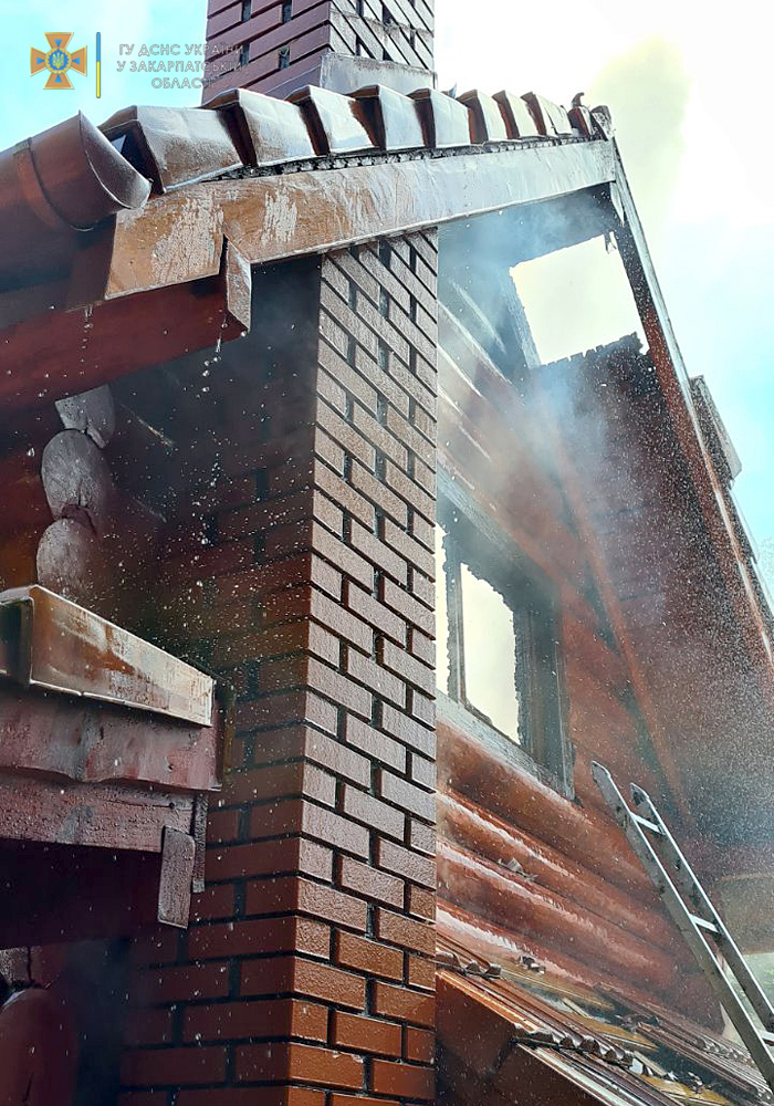 Пожежа на Мукачівщині: вогнеборці врятували два житлових будинки