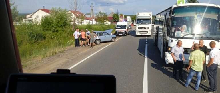 На Мукачівщині сталася ДТП: легковик зіштовхнувся з автобусом