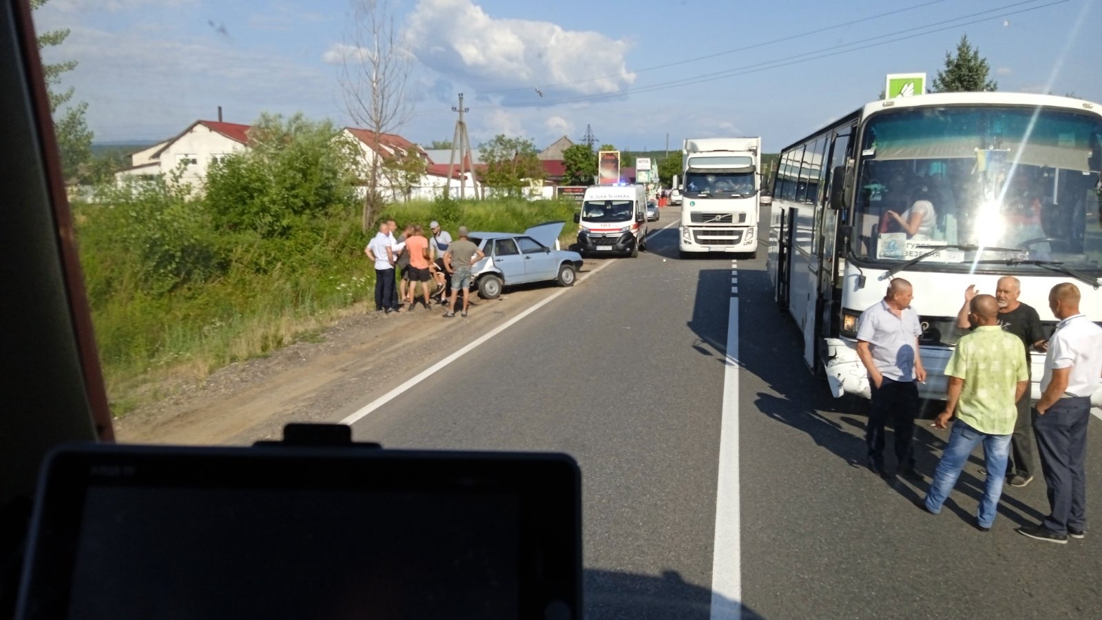 На Мукачівщині сталася ДТП: легковик зіштовхнувся з автобусом