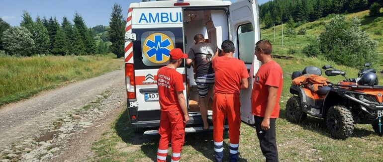 Рятувальники надали допомогу закарпатцеві, що збирав чорниці в горах