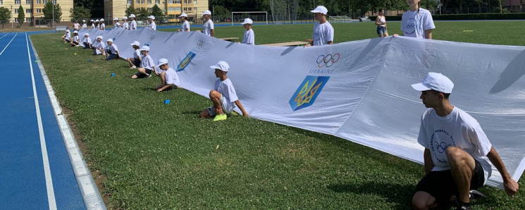 Встановлено рекорд України: у Мукачеві розгорнули найбільший Олімпійський прапор