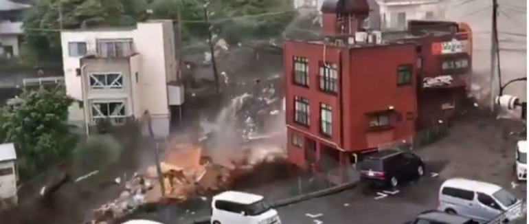 Зруйновано будинки, десятки зниклих, та загиблі: у Японії через сильний дощ стався зсув ґрунту