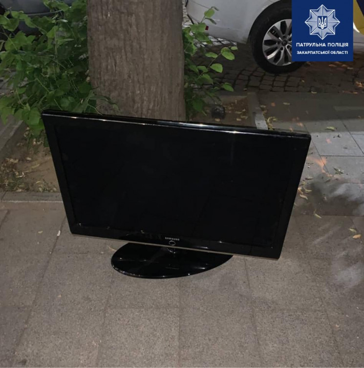 У центрі Ужгорода затримали крадіїв телевізора