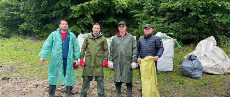 День без поліетилену на Закарпатті: рятувальники прибрали Вільшанське водосховище