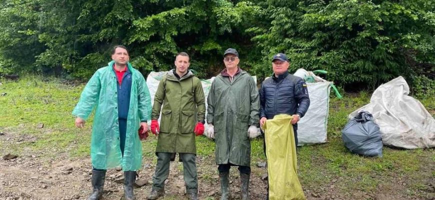 День без поліетилену на Закарпатті: рятувальники прибрали Вільшанське водосховище