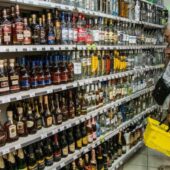 В Україні хочуть заборонити продаж алкоголю і сигарет в супермаркетах