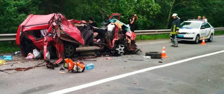 У мережі розповсюджують фото молодої дівчини, яка загинула у вчорашній ДТП