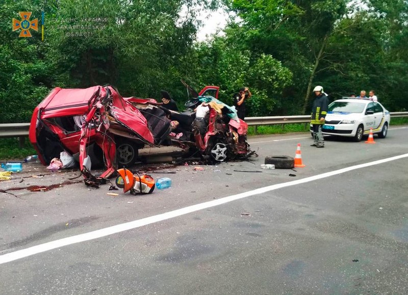 У мережі розповсюджують фото молодої дівчини, яка загинула у вчорашній ДТП