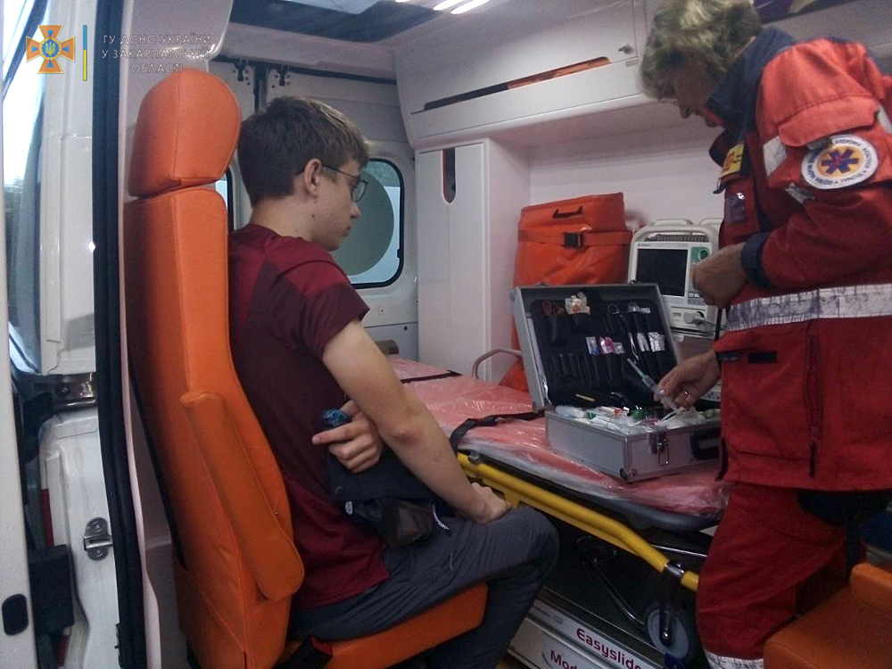 Закарпатські рятувальники надали допомогу киянину, якому стало зле в Карпатах