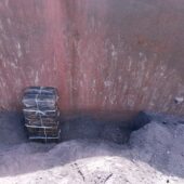 Прихована контрабанда в потязі: закарпатські прикордонники виявили в аглоруді 100 блоків сигарет