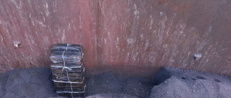 Прихована контрабанда в потязі: закарпатські прикордонники виявили в аглоруді 100 блоків сигарет