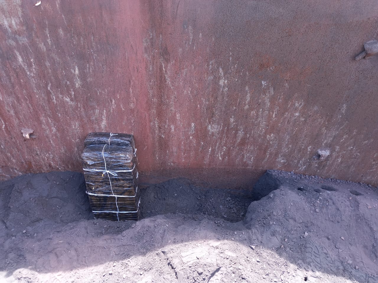 Прихована контрабанда в потязі: закарпатські прикордонники виявили в аглоруді 100 блоків сигарет