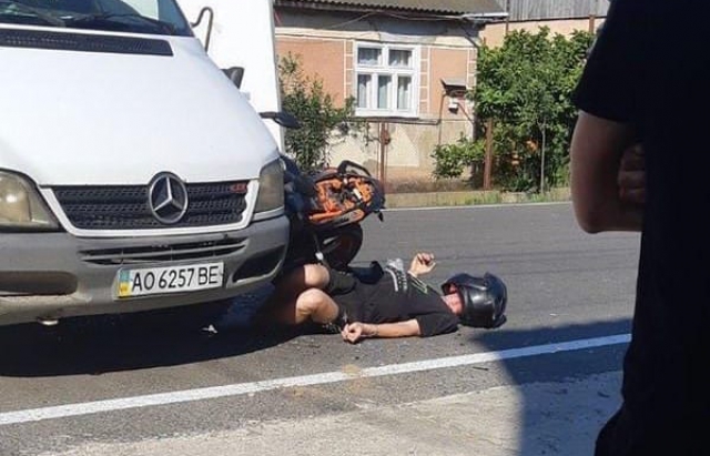 Аварія на Тячівщині: мотоцикл протаранив вантажівку