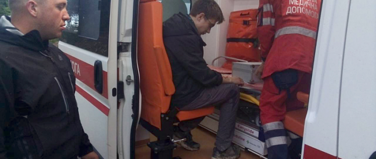 На Рахівщині туристу стало зле: рятувальники транспортували хлопця