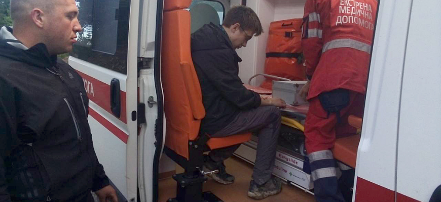 На Рахівщині туристу стало зле: рятувальники транспортували хлопця