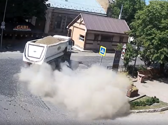 У Берегові під час руху вибухнуло колесо вантажівки