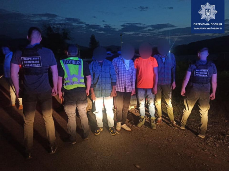 У автомобілі закарпатця поліцейські виявили чотирьох мігрантів
