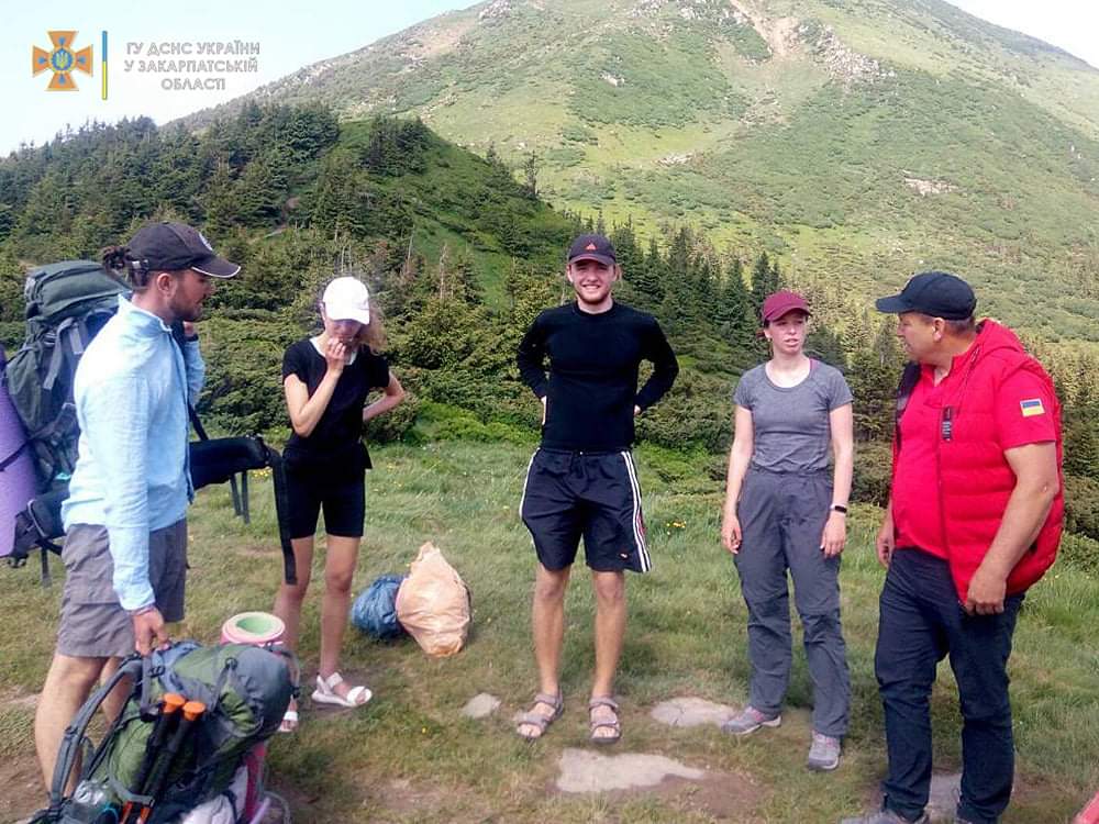 Закарпатські рятувальники надали допомогу молодому киянину, який травмувався під час туристичного походу