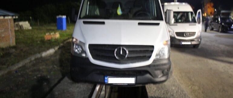 На закарпатському кордоні затримали мікроавтобус з підробним ідентифікатором кузова