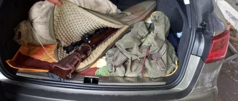 На Закарпатському кордоні з автомобіля вилучили мисливський карабін та набої