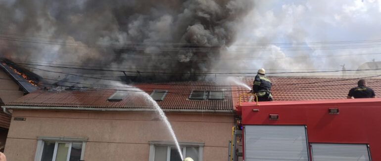 Всі подробиці від рятувальників про масштабну пожежу у Мукачеві