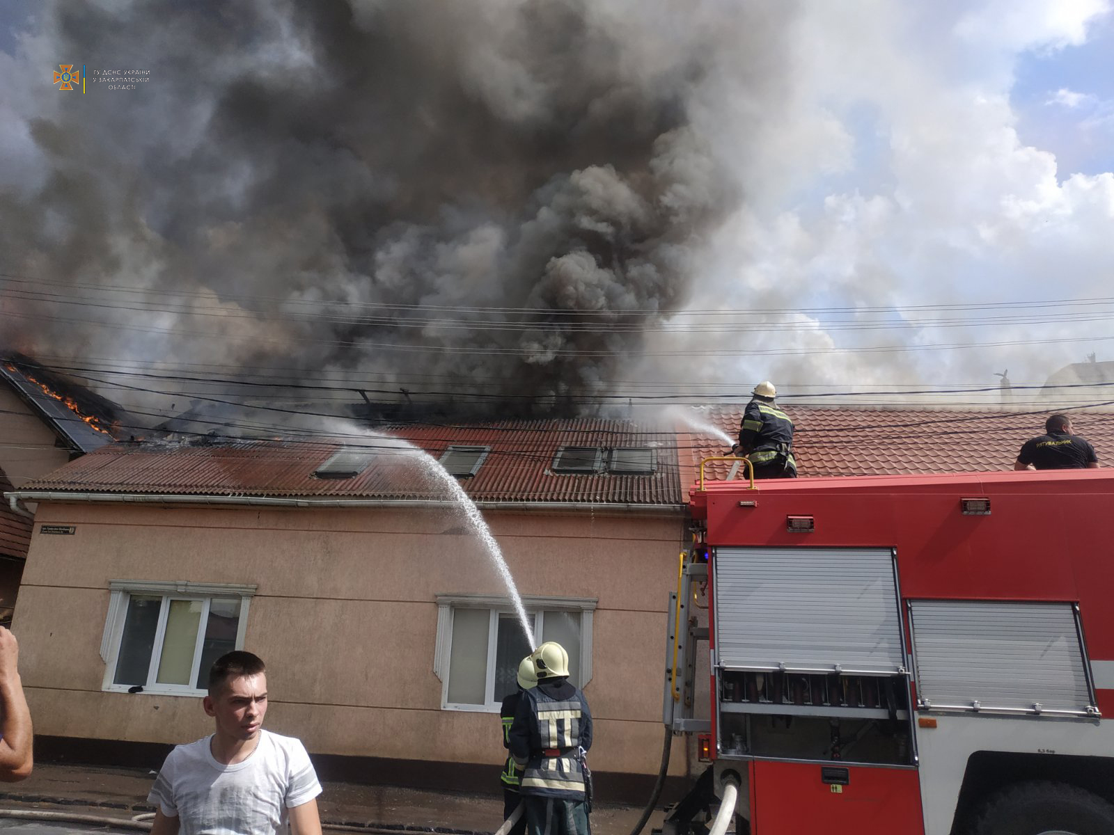 Всі подробиці від рятувальників про масштабну пожежу у Мукачеві