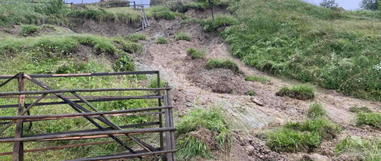 Закарпатські рятувальники оперативно надали допомогу жителям Рахівщини, які постраждали під час наводнення