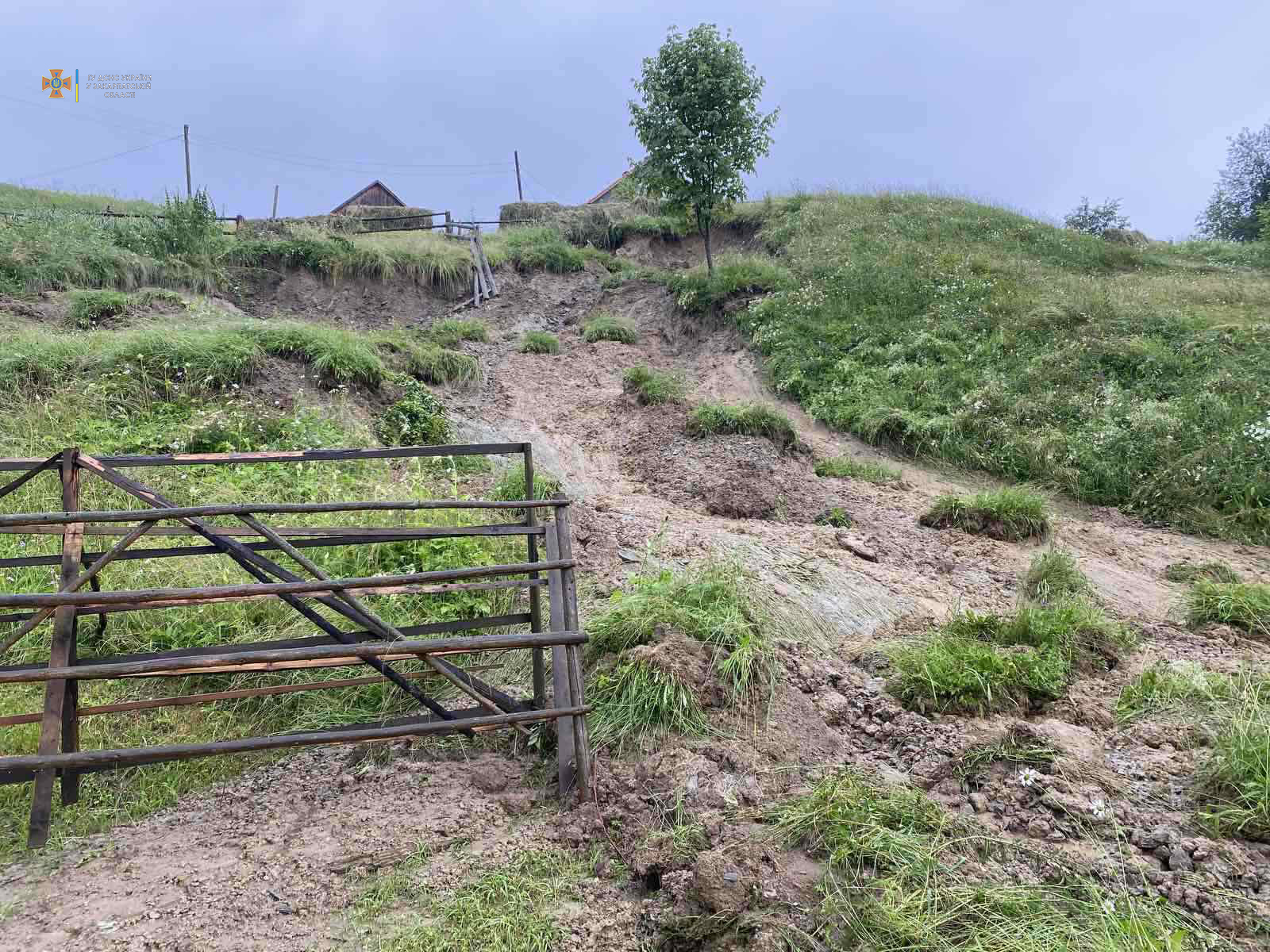 Закарпатські рятувальники оперативно надали допомогу жителям Рахівщини, які постраждали під час наводнення