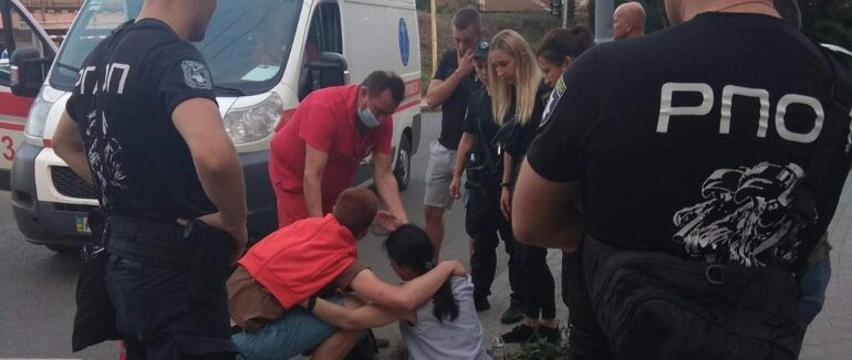 В Ужгороді знепритомніла жінка впавши на проїжджу частину