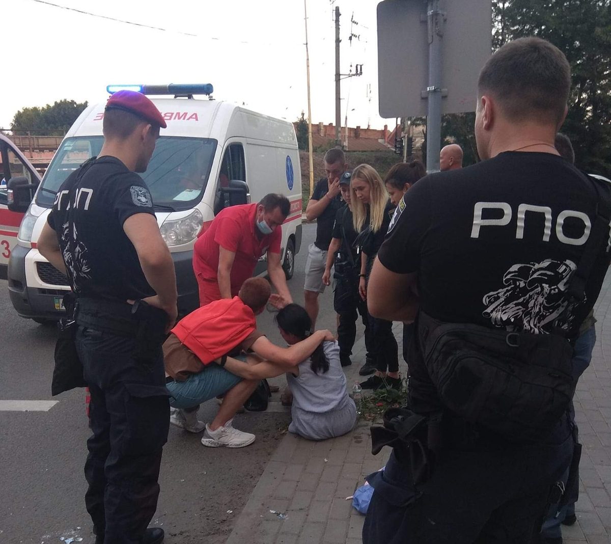 В Ужгороді знепритомніла жінка впавши на проїжджу частину