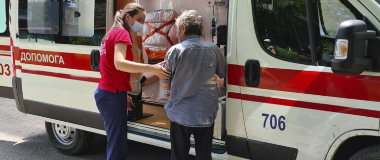 Закарпатські рятувальники врятували чоловіка від смерті