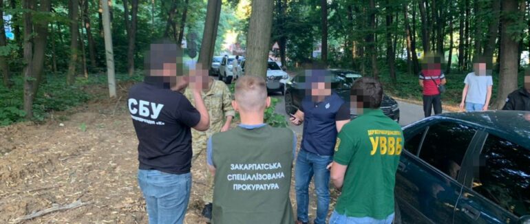 Організація транзитного трафіку нелегалів: на Закарпатті викрили посадовця Чопського прикордонного загону