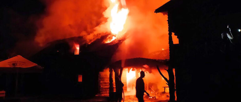 Блискавка влучила в дах: на Тячівщині миттєво почала палати база відпочинку