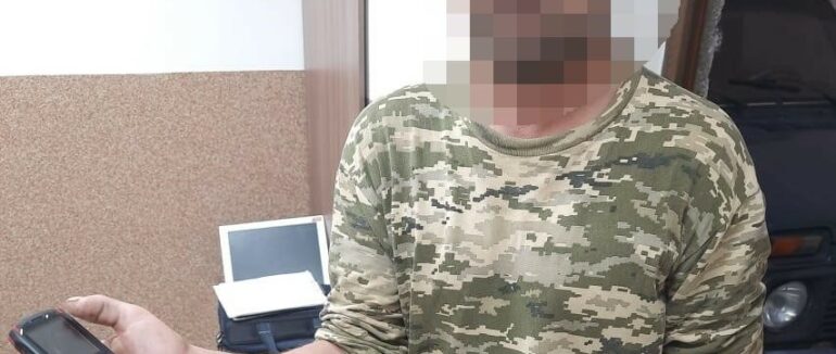 Застілля завершилось крадіжкою: на Рахівщині чоловік поцупив телефон у односельця