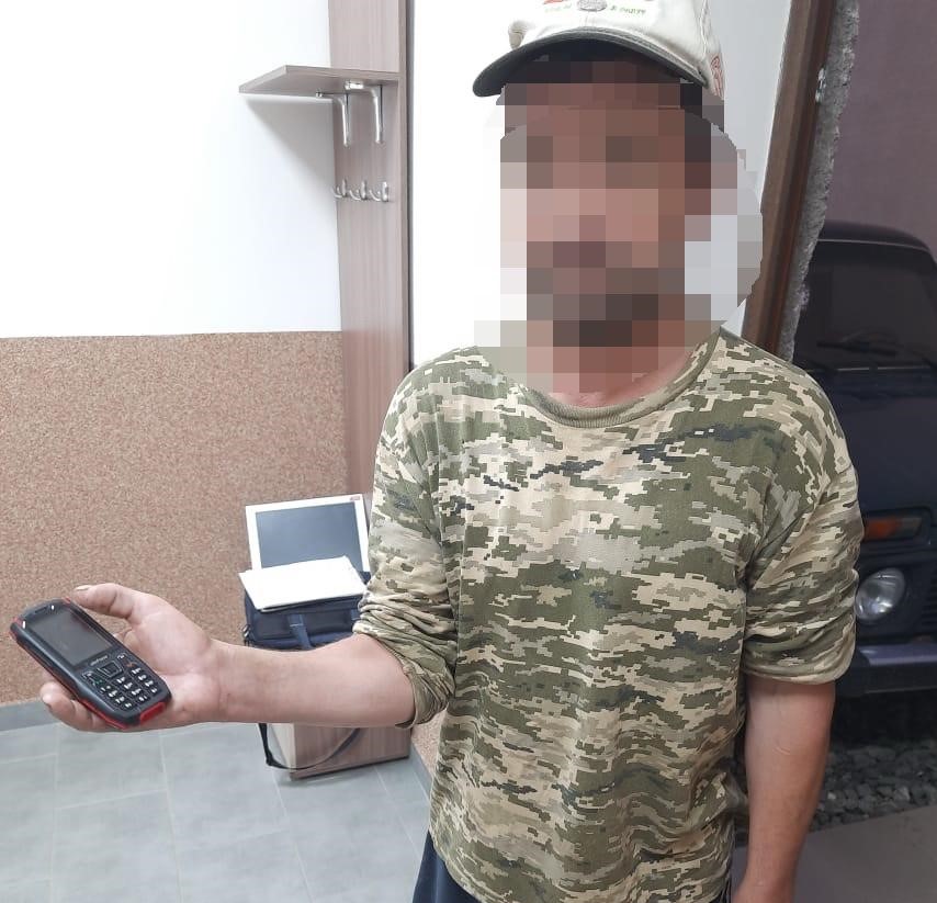 Застілля завершилось крадіжкою: на Рахівщині чоловік поцупив телефон у односельця
