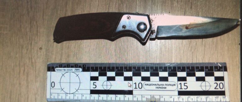 Різанина через ревнощі: на Закарпатті затримали чоловіка, який наніс ножеві поранення хустянину