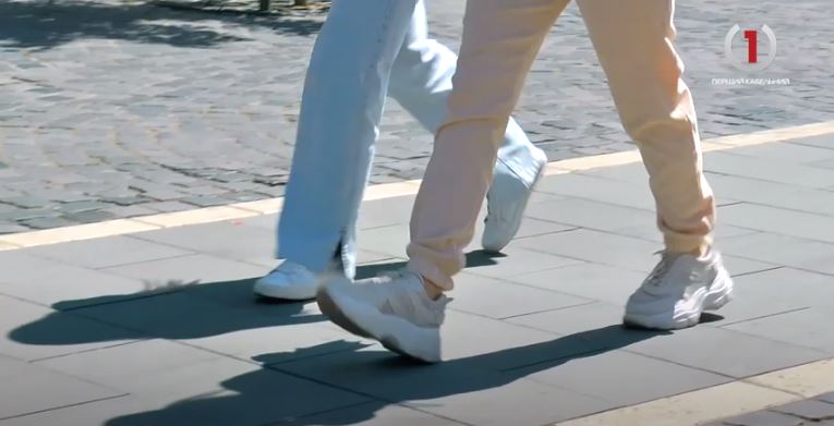 Взуття №1. Закарпатки обирають кросівки, які активно витісняють підбори (ВІДЕО)
