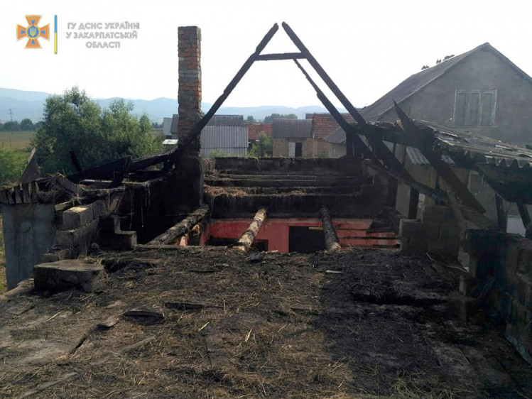 Сусіди допомагали гасити: на Ужгорордщині палав житловий будинок