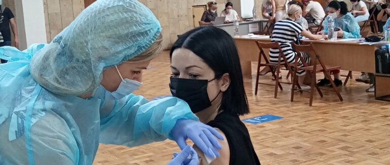 На Закарпатті впродовж вихідних працюватиме п’ять центрів масової вакцинації