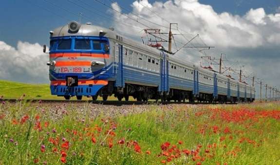 На Хустщині сталася ДТП: пасажирський потяг зіштовхнувся з вантажівкою