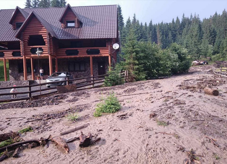 На Хустщині селевий потік вийшов з берегів та заблокував дорогу