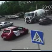 Розлив бетон на дорогу: в Ужгороді водій вантажівки понесе відповідальність