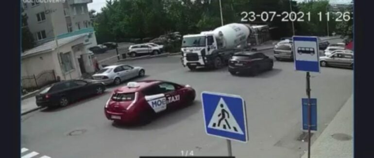 Розлив бетон на дорогу: в Ужгороді водій вантажівки понесе відповідальність