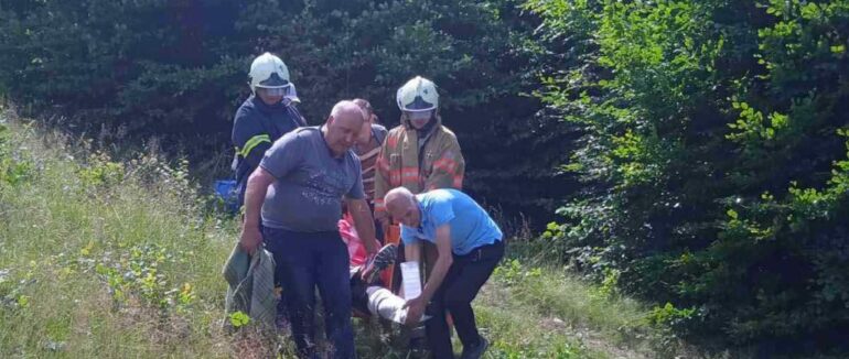Міжгірські рятувальники надали допомогу та спустили з гори травмовану туристку