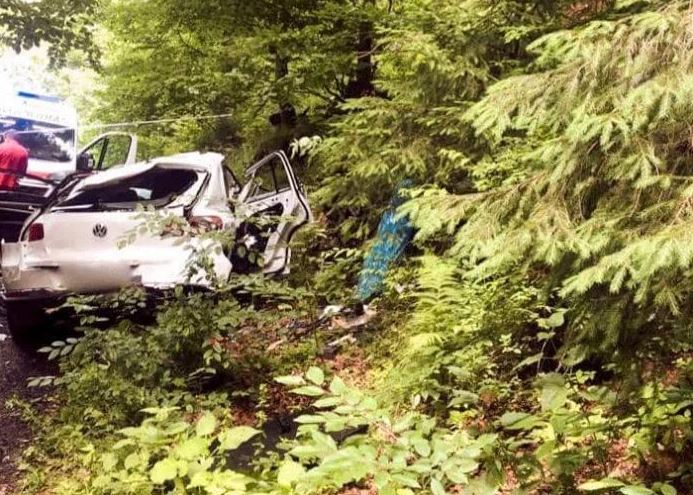 У Карпатах автівка злетіла в обрив: є жертви