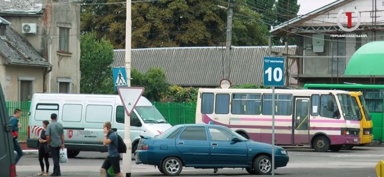 Транспортні незручності: відсутність регулярних рейсів дає «зелене» світло нелегальним перевізникам (ВІДЕО)