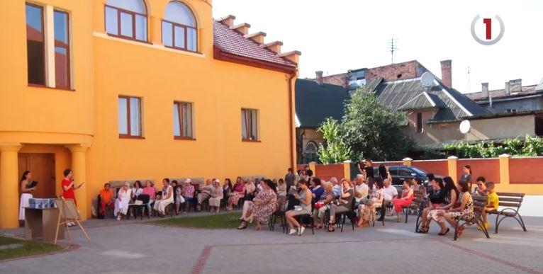 У мукачівському Палаці культури і мистецтв презентували книгу і живописні роботи Галини Гренко (ФОТО, ВІДЕО)