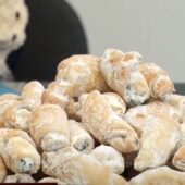 Французько-закарпатська випічка: свято кіфликів стартує у Чинадіївському замку (ВІДЕО)