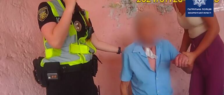 В Ужгородському районі патрульні за лічені хвилини доправили до шпиталю важкохворого чоловіка